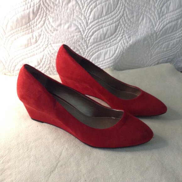 NWOT Bandolino Red Sueded Material 2" Platform, 11M, Professional, Chic, Classic - Picture 3 of 6